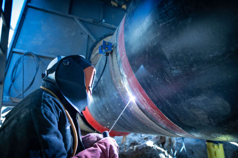 Aplicação de revestimento duro por soldagem em peça industrial sujeita a desgaste